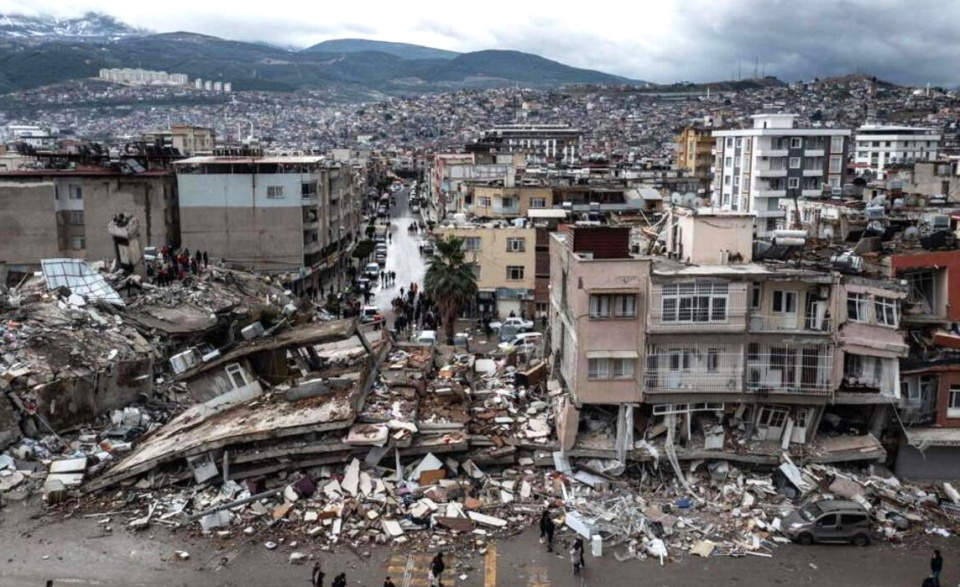 Co najmniej 45 państw zadeklarowało pomoc po trzęsieniu ziemi w Turcji i Syrii. Trzęsienie ziemi o magnitudzie 7,8 które w poniedziałek wczesnym rankiem dotknęło centralną Turcję i północno-zachodnią Syrię pochłonęło dotychczas ponad 2 tys. ofiar śmiertelnych. /fot. PAP/EPA