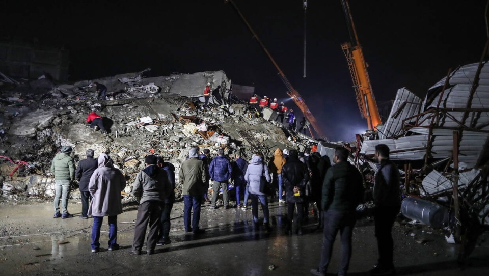 Gwałtowne trzęsienie ziemi, które wstrząsnęło w poniedziałek południowo-wschodnią Turcją i Syrią, spowodowało śmierć 4365 osób, a 15 834 zostało rannych/fot. PAP, EPA