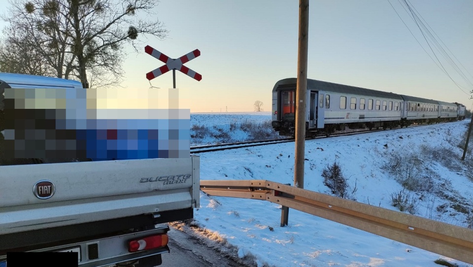 Wypadek na przejeździe kolejowym w Starorypinie Rządowym (powiat rypiński)/fot. materiały policji