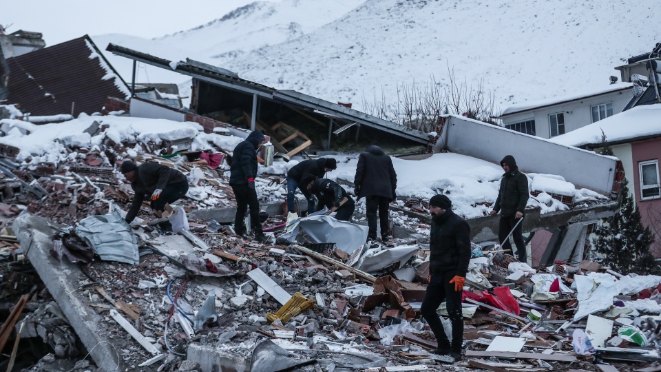 Kilka tysięcy ofiar i jeszcze więcej uwięzionych pod gruzami. To bilans trzęsienia ziemi w Turcji. Od wtorku polscy strażacy niosą pomoc i już zdołali wydostać trzy osoby. /Fot. PAP/EPA/Sedat Suna