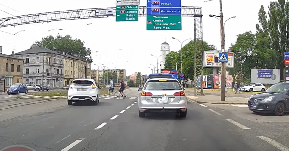 Zgłoszeń na policyjne skrzynki „Stop agresji drogowej" jest coraz więcej - wynika z danych Komendy Głównej Policji. W ubiegłym roku było ich w całym kraju ponad 28 tysięcy./fot. PAP/archiwum