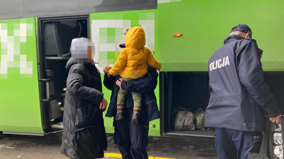 Dzieci trafiły pod opiekę policjantów i czekały na swoją mamę/fot. materiały policji