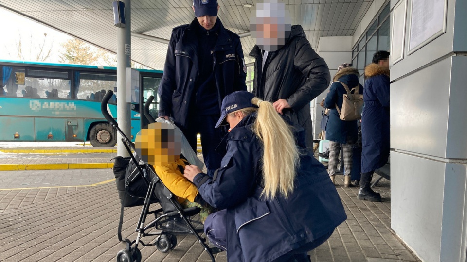 Dzieci trafiły pod opiekę policjantów i czekały na swoją mamę/fot. materiały policji