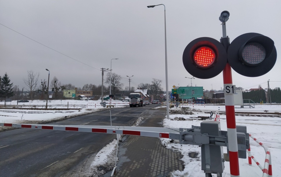 „Zatrzymaj się przed torem!" – apelują kolejarze, którzy w Tucholi zorganizowali kolejną akcję edukacyjną pod hasłem „Bezpieczny Przejazd"./fot. Marcin Doliński