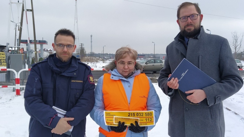 „Zatrzymaj się przed torem!" – apelują kolejarze, którzy w Tucholi zorganizowali kolejną akcję edukacyjną pod hasłem „Bezpieczny Przejazd"./fot. Marcin Doliński