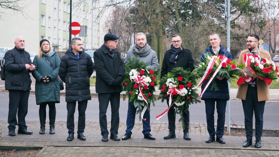Złożenie kwiatów pod pomnikiem Armii Krajowej we Włocławku/fot. Włocławek jak malowany, Facebook
