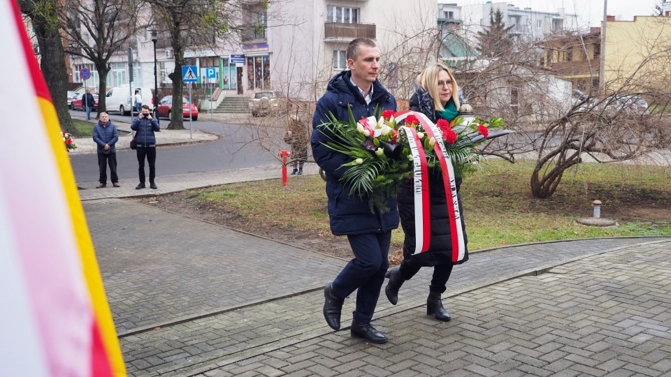 Złożenie kwiatów pod pomnikiem Armii Krajowej we Włocławku/fot. Włocławek jak malowany, Facebook