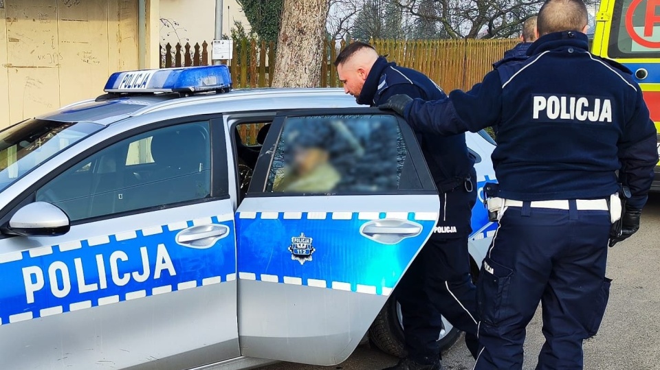 Policjanci zaopiekowali się mężczyzną i wezwali służby medyczne/fot. KPP w Lipnie