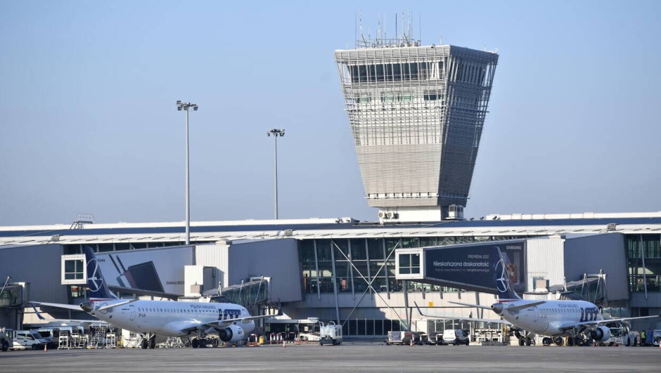 Wieża kontroli lotów na lotnisku Chopina w Warszawie/fot. Radek Pietruszka, PAP