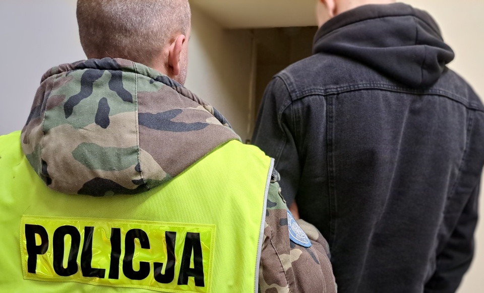 Policjanci wydziału kryminalnego ze Świecia zatrzymali nastolatka podejrzanego o włamania do mieszkania domu wielorodzinnego w Wielkim Komórsku (pow. świecki). Jego łupem padły liczne klasery z monetami i znaczkami. Zatrzymany 17-latek usłyszał już zarzuty. Grozi mu do 10 lat pozbawienia wolności./fot. KPP Świecie