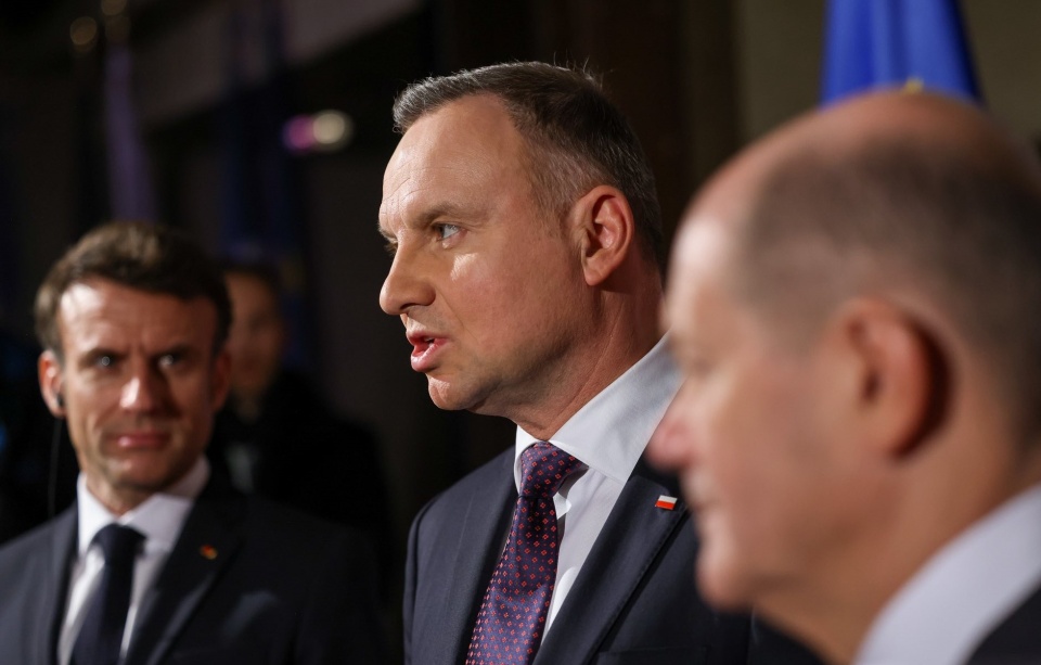 W piątek wieczorem prezydent Andrzej Duda przybył do Monachium, gdzie weźmie udział w 59. Monachijskiej Konferencji Bezpieczeństwa, spotkał się też z kanclerzem Niemiec Olafem Scholzem i prezydentem Francji Emmanuelem Macronem w formule Trójkąta Weimarskiego./fot. Jakub Szymczuk/KPRP