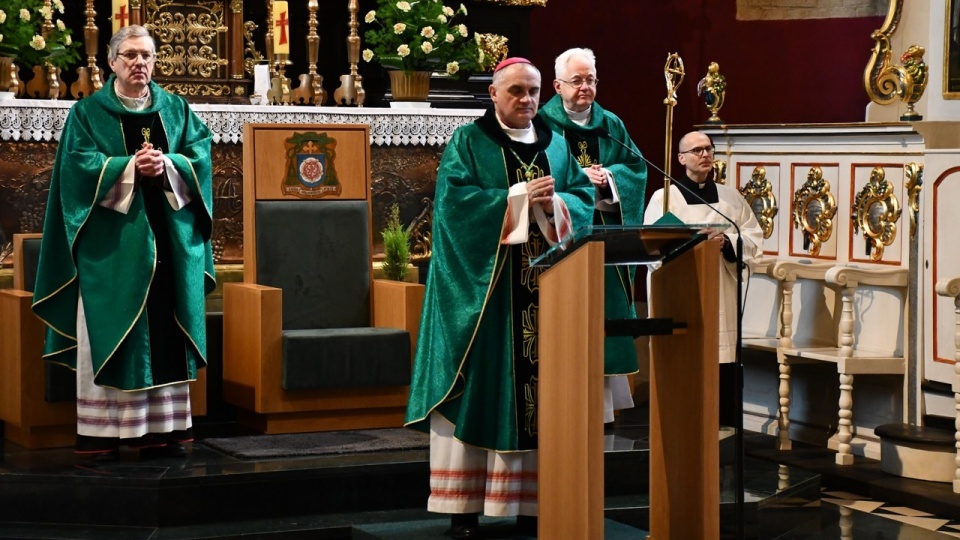 Obchody 100–lecia nadania II LO w Bydgoszczy imienia Mikołaja Kopernika rozpoczęły się w bydgoskiej farze. Mszę świętą odprawił biskup Krzysztof Włodarczyk./Fot. Marcin Jarzembowski