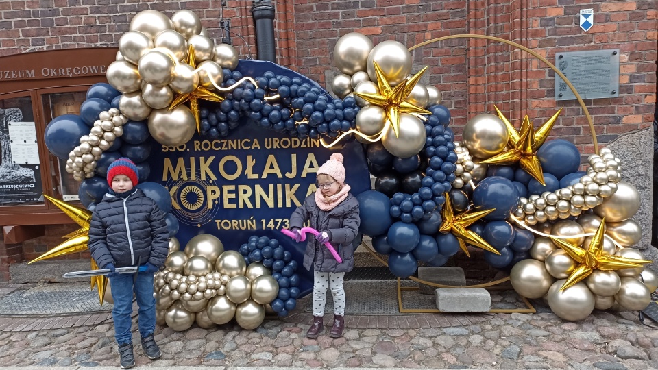 Mikołaj Kopernik wziął udział w pochodzie i otrzymał urodziny tort. Weekend w Toruniu stoi pod znakiem 550. rocznicy urodzin wybitnego astronoma/Fot. i wideo Monika Kaczyńska