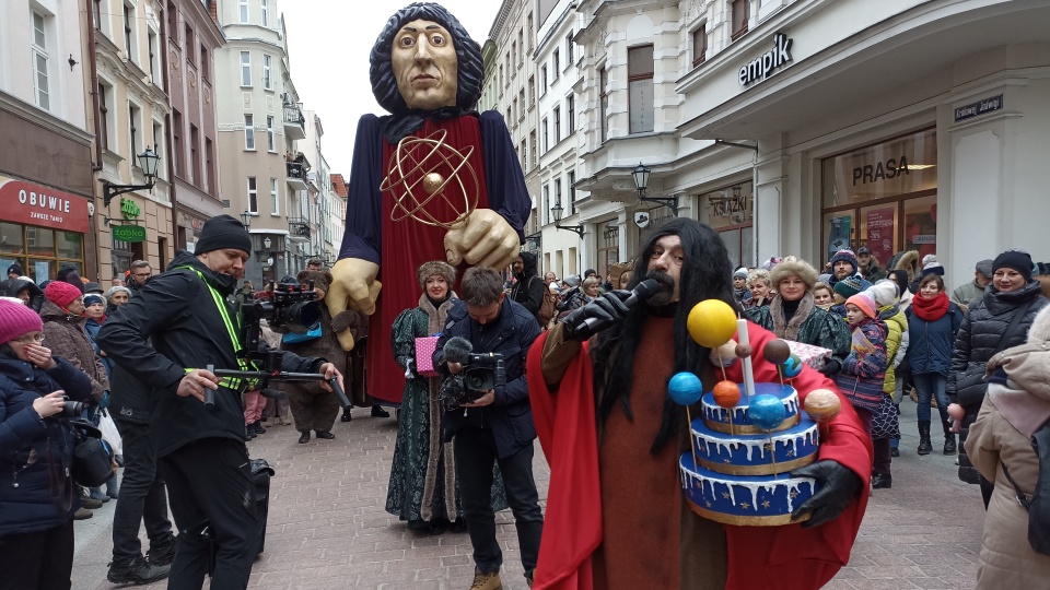 Mikołaj Kopernik wziął udział w pochodzie i otrzymał urodziny tort. Weekend w Toruniu stoi pod znakiem 550. rocznicy urodzin wybitnego astronoma/Fot. i wideo Monika Kaczyńska