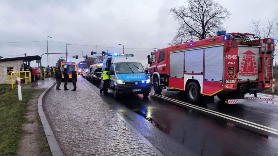 Sześć osób zabranych do szpitala po zderzeniu czterech aut na DK 91 w Ostaszewie./ Fot. OSP KSRG Papowo Toruńskie