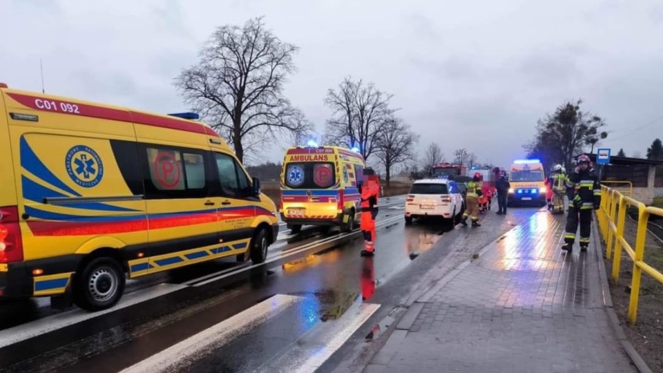 Sześć osób zabranych do szpitala po zderzeniu czterech aut na DK 91 w Ostaszewie./ Fot. OSP KSRG Papowo Toruńskie