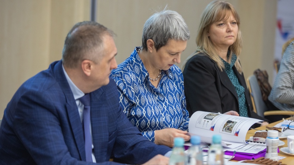 Lokalne samorządy, na czele z marszałkiem Piotrem Całbeckim debatowały z organizacjami pracodawców na bieżące tematy. Nie zabrakło rozmów o Krajowym Planie Odbudowy i sporze o śmieci na linii Bydgoszcz – Toruń./fot. Mikołaj Kuras dla UMWKP