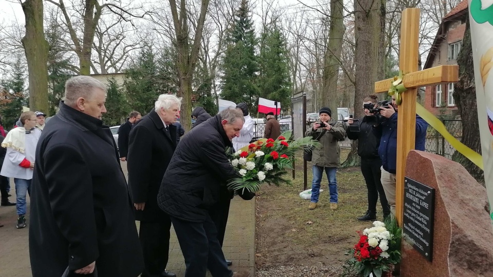 Przedstawiciele samorządu i rolnictwa wzięli udział w uroczystościach upamiętniających Henryka Kapsę./Fot. Monika Siwak