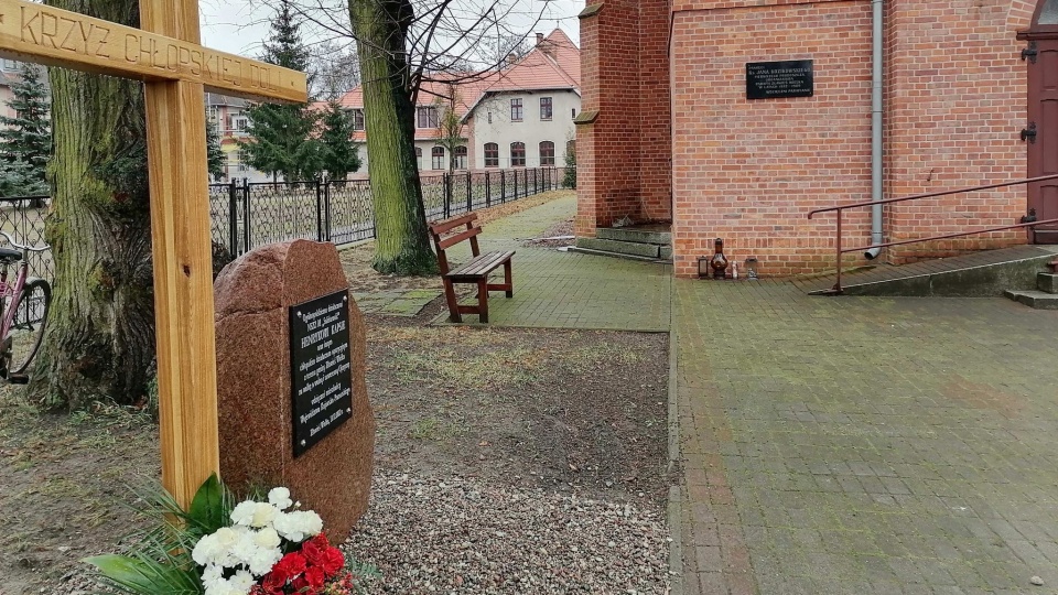 Przedstawiciele samorządu i rolnictwa wzięli udział w uroczystościach upamiętniających Henryka Kapsę./Fot. Monika Siwak