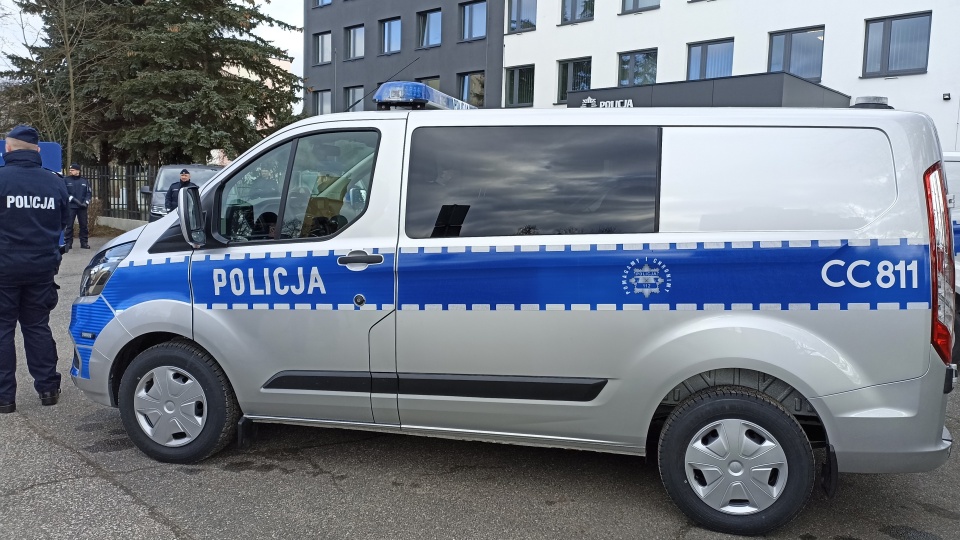 Pięć Fordów i cztery Volkswageny do przewozów psów policyjnych. To nowe pojazdy, które trafią do kilku miast w województwie/Fot. Monika Kaczyńska
