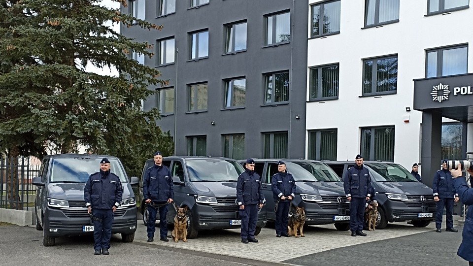 Pięć Fordów i cztery Volkswageny do przewozów psów policyjnych. To nowe pojazdy, które trafią do kilku miast w województwie/Fot. Monika Kaczyńska