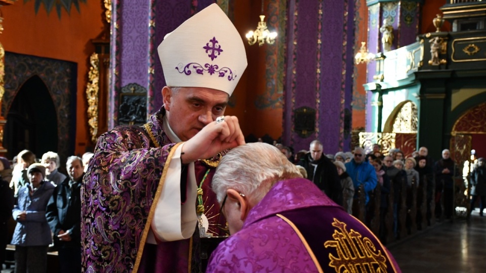 - Obrzęd posypania głów popiołem, przypominający o ziemskim przemijaniu, jest także gestem pokornej zgody na złożenie swojego losu w rękach Boga - mówił biskup Krzysztof Włodarczyk/fot. materiały Diecezji Bydgoskiej