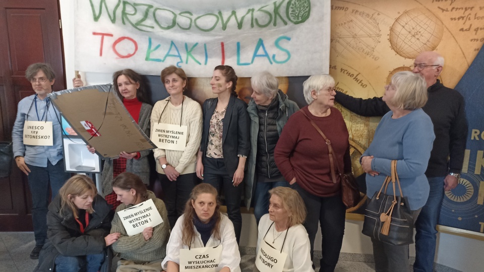 Rozmowy dotyczące przyszłości Wrzosowiska wywołały burzliwą dyskusję. Na sesji Rady Miasta pojawili się również protestujący mieszkańcy/Fot. Monika Kaczyńska