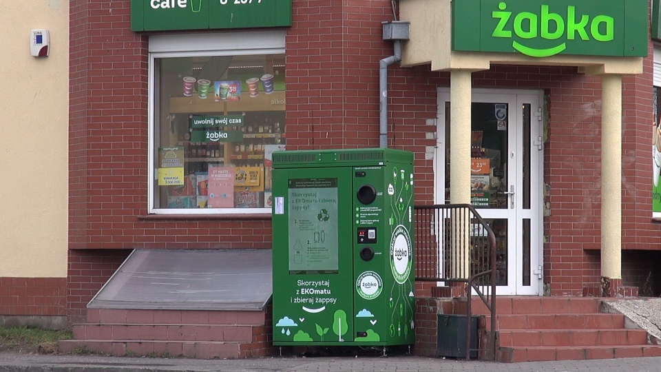 W bydgoskich „Żabkach” zbierają puste butelki i puszki. Dzięki temu klienci otrzymają specjalne punkty, a te można wymienić na produkty. Hot–dog za butelkę? Brzmi jak dobry plan. (jw)