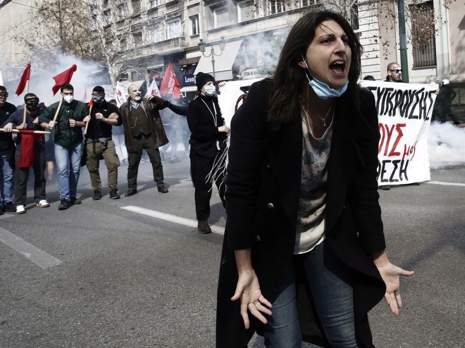 Protest pod katastrofie kolejowej, do której doszło we wtorek późnym wieczorem w pobliżu miejscowości Larissa/fot. Yannis Kolesidis/PAP/EPA