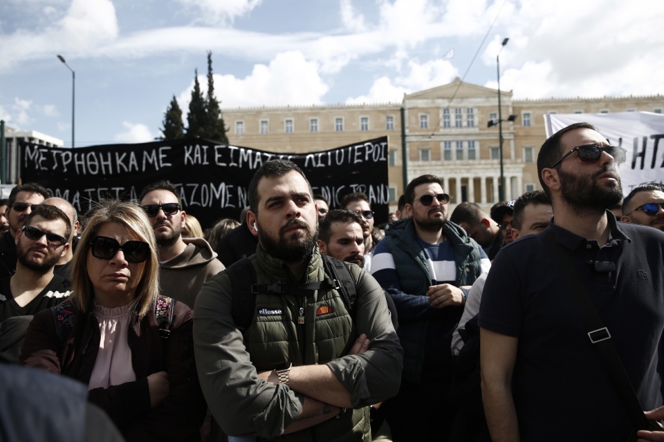 Protest pod katastrofie kolejowej, do której doszło we wtorek późnym wieczorem w pobliżu miejscowości Larissa/fot. Yannis Kolesidis/PAP/EPA