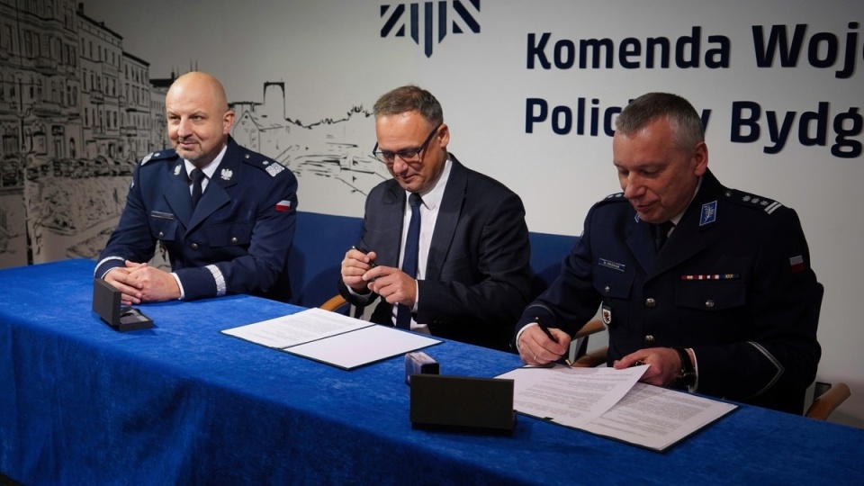 Umowę na przekazanie dofinansowania podpisali szefowie Komendy Wojewódzkiej Policji oraz WFOŚiGW w Toruniu/fot. KWP w Bydgoszczy