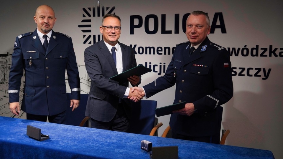 Umowę na przekazanie dofinansowania podpisali szefowie Komendy Wojewódzkiej Policji oraz WFOŚiGW w Toruniu/fot. KWP w Bydgoszczy