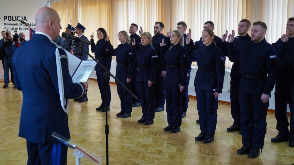 Nowo przyjęci funkcjonariusze złożyli ślubowanie w Komendzie Wojewódzkiej Policji w Bydgoszczy. Oprócz tego, na stanowisko Zastępcy Komendanta powołano insp. Małgorzatę Jorkę/Fot. KWP Bydgoszcz