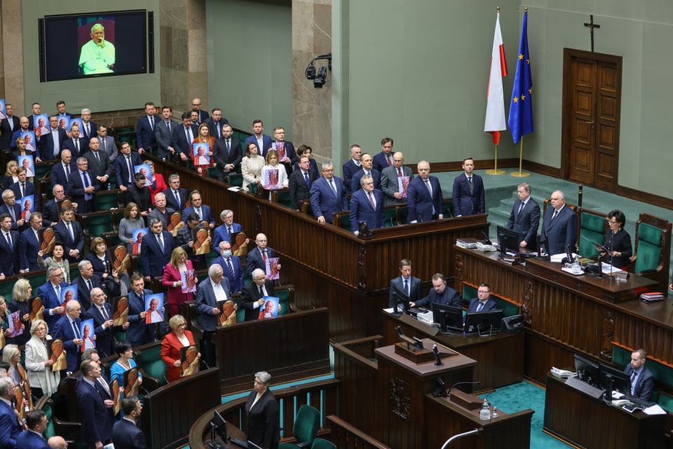 Politycy PiS na sali obrad Sejmu w Warszawie, przed głosowaniem nad uchwałą ws. obrony dobrego imienia św. Jana Pawła II/fot. Rafał Guz, PAP