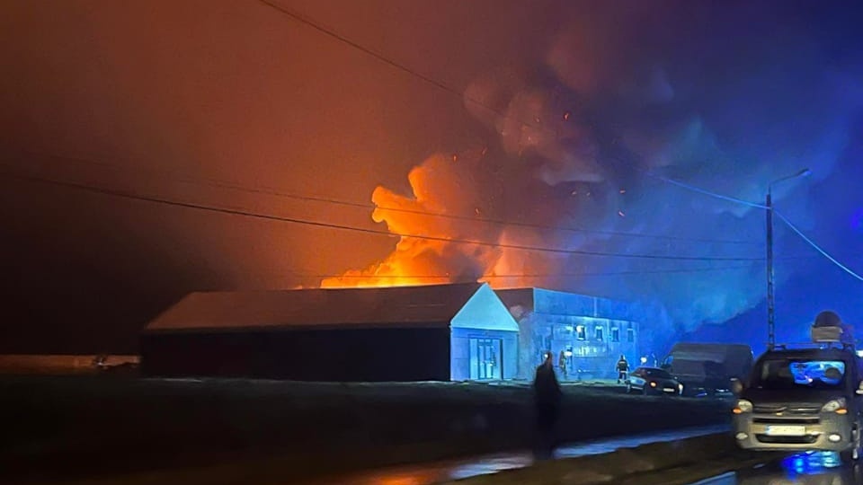Pożar hali produkcyjnej fabryki mebli w Wałdowie Królewskim/fot. Bydgoszcz 998