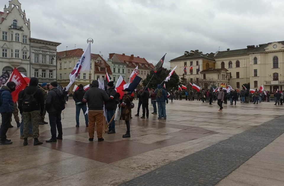 Mimo zakazu prezydenta miasta podtrzymanego przez sąd, na Starym Rynku w Bydgoszczy spotkali się w sobotę Kamraci. Zgromadzenie odbyło się w tzw. trybie uproszczonym. Uczestniczyło w nim około 200 osób./fot. Monika Siwak