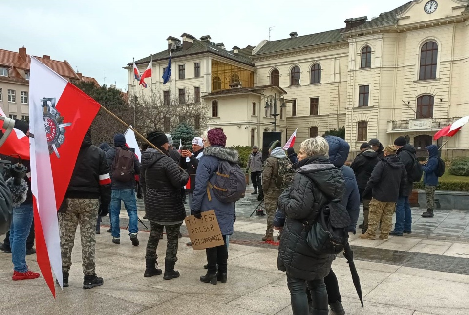 Mimo zakazu prezydenta miasta podtrzymanego przez sąd, na Starym Rynku w Bydgoszczy spotkali się w sobotę Kamraci. Zgromadzenie odbyło się w tzw. trybie uproszczonym. Uczestniczyło w nim około 200 osób./fot. Monika Siwak