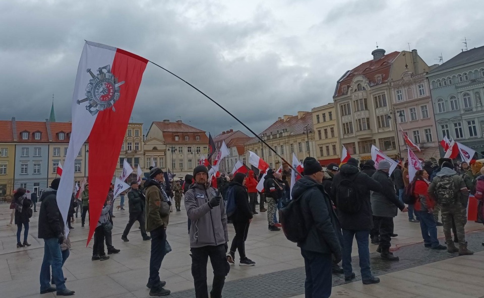 Mimo zakazu prezydenta miasta podtrzymanego przez sąd, na Starym Rynku w Bydgoszczy spotkali się w sobotę Kamraci. Zgromadzenie odbyło się w tzw. trybie uproszczonym. Uczestniczyło w nim około 200 osób./fot. Monika Siwak