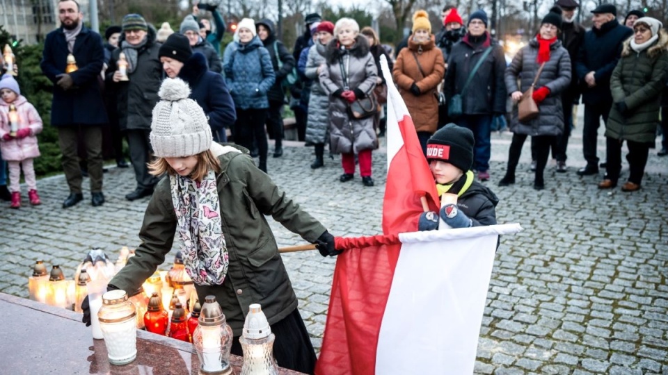 Kilkaset osób uczestniczyło w niedzielę w Toruniu w spotkaniu mieszkańców miasta i okolic w obronie dobrego imienia św. Jana Pawła II/fot. Tytus Żmijewski, PAP
