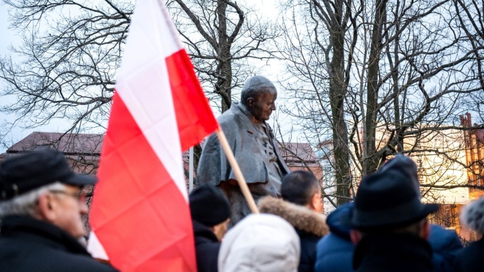 Kilkaset osób uczestniczyło w niedzielę w Toruniu w spotkaniu mieszkańców miasta i okolic w obronie dobrego imienia św. Jana Pawła II/fot. Tytus Żmijewski, PAP