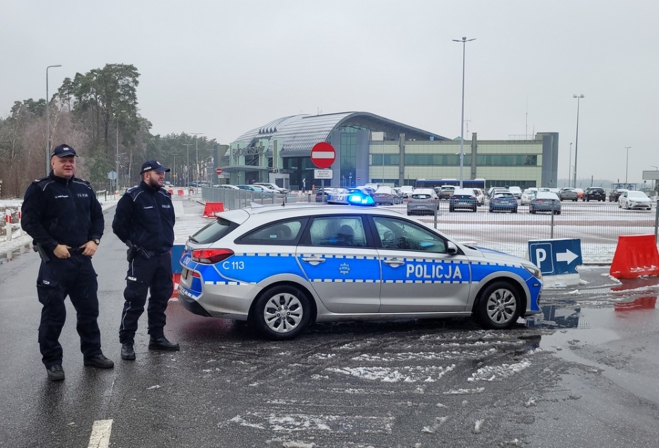 W ramach ćwiczeń dyżurny zadysponował na miejsce także patrole z komisariatu na Szwederowie oraz z Wydziału Ruchu Drogowego z bydgoskiej komendy do zabezpieczenia terenu i dróg dojazdowych do lotniska/fot. KMP w Bydgoszczy