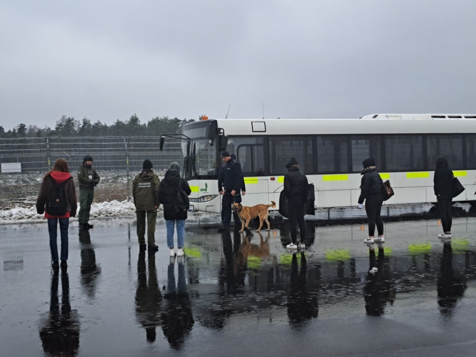 W ramach ćwiczeń na miejsce skierowano funkcjonariuszy z Rozpoznania Minersko-Pirotechnicznego Wydziału Prewencji KMP w Bydgoszczy z psem służbowym do wykrywania materiałów wybuchowych