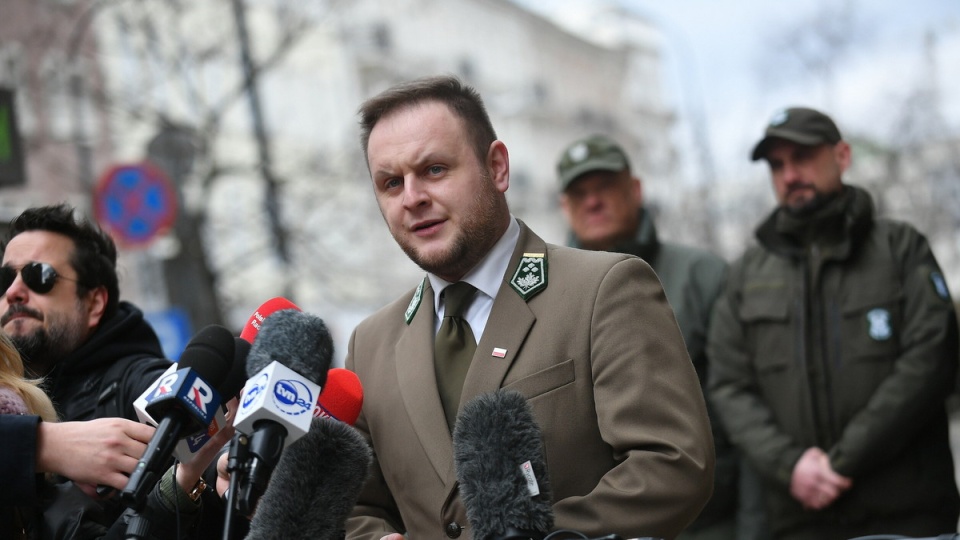 Rzecznik prasowy Lasów Państwowych Michał Gzowski podczas briefingu w Warszawie/fot. Marcin Obara, PAP