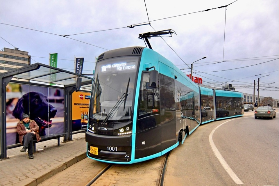 Pesa Bydgoszcz dostarczyła do miasta Krajowa w Rumunii 10 z 17 zamówionych tramwajów Twist, a pierwsze z przekazanej partii pojazdów już przewożą pasażerów/fot. Pesa/transport-publiczny.pl