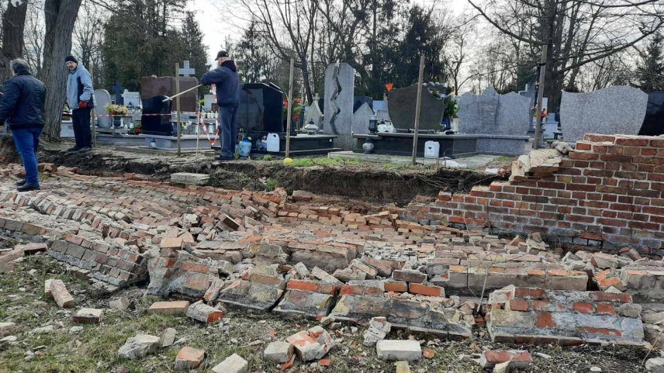 Runął fragment zabytkowego muru okalającego cmentarz komunalny we Włocławku./fot. Agnieszka Marszał