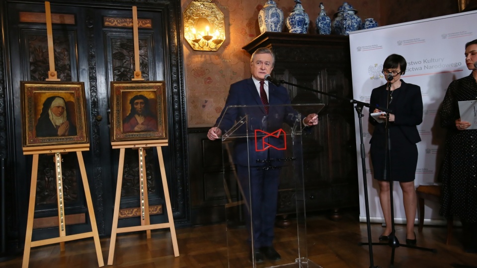 Wicepremier, minister kultury i dziedzictwa narodowego Piotr Gliński (C) podczas uroczystości przekazania odzyskanej straty wojennej – dyptyku „Ecce Homo” i „Mater Dolorosa” z warsztatu Dierica Boutsa do zbiorów Zamku w Gołuchowie/fot. Tomasz Wojtasik, PAP