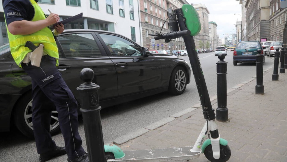 Za jazdę hulajnogą elektryczną po użyciu alkoholu (od 0,2 do 0,5 promila) grozi mandat karny w wysokości 1000 złotych, natomiast za jazdę hulajnogą w stanie nietrzeźwości (powyżej 0,5 promila) wysokość mandatu wzrasta do kwoty 2500 złotych./fot. Wojciech Olkuśnik/PAP/archiwum