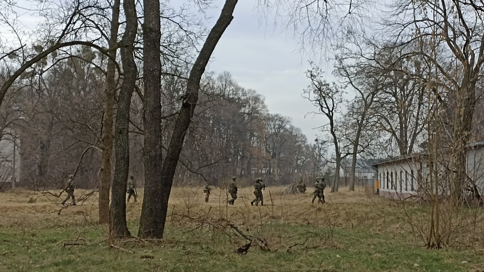 Żołnierze pod okiem swoich odpowiedników z Wielkiej Brytanii ćwiczyli walkę w terenie urbanistycznym, co jest coraz częstszym zjawiskiem/Fot i wideo: Monika Kaczyńska