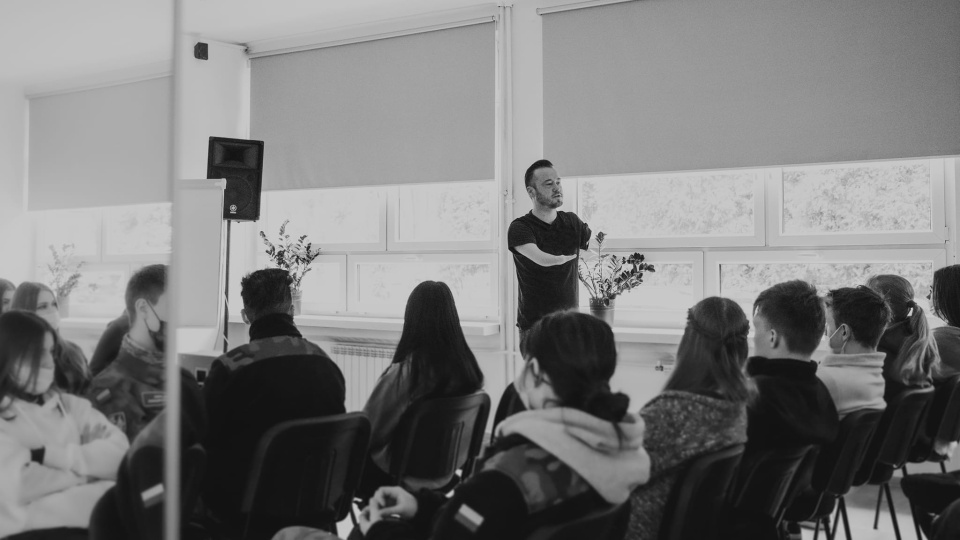 Mariusz Kędzierski regularnie spotyka się z młodzieżą i opowiada o swojej działalności, chcąc być dla nich przykładem i inspiracja/Fot: Facebook/Mariusz Kędzierski