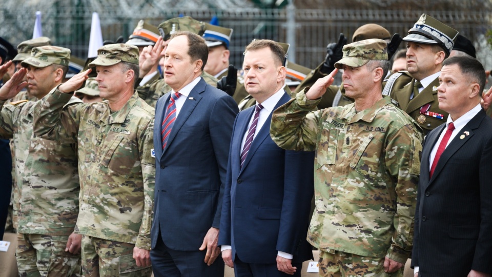 Wicepremier, minister obrony narodowej Mariusz Błaszczak i ambasador Stanów Zjednoczonych w Polsce Mark Brzezinski podczas uroczystości przekształcenia amerykańskiej Regionalnej Grupy Wsparcia (Area Support Group Poland, ASG-P) na Garnizon Sił Zbrojnych USA (U.S. Army Garrison Poland, USAG-P.) w Camp Kościuszko w Poznaniu/fot. Jakub Kaczmarczyk, PAP